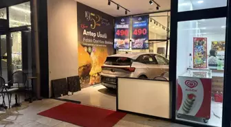 Küçükçekmece'de Elektrikli Otomobil Pastaneye Girdi