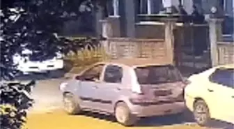 Hendek'te Park Halindeki Araca Çarpan Sürücü Kaçtı