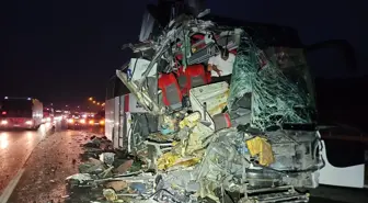 Mersin'de Yolcu Otobüsü TIR'a Çarptı: 9 Yaralı