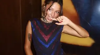 Zeynep Bastık'tan sahne ortasında nefes kesen oryantal şov