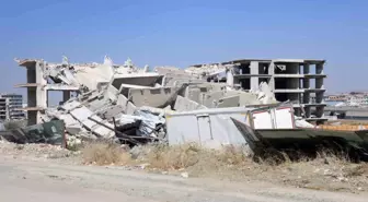 Hatay'da 12 Katlı Bina Kontrollü Olarak Yıkıldı, Deprem Etkisi Hissettirildi