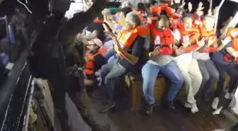 İsrail Ordusu, Gazze'ye Yardım Götüren Gemiyi Durdurdu