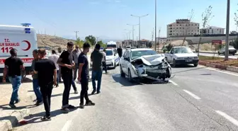 Adıyaman'da iki otomobil çarpıştı: 2 yaralı