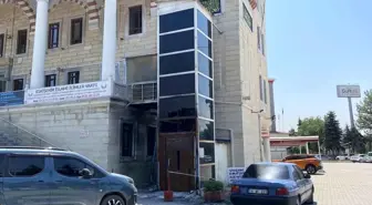 Eskişehir'de Minibüs Yangını Cami Asansörünü Hasar Görmesine Neden Oldu