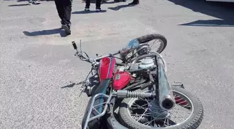 Karapınar'da Motosiklet-Kamyonet Çarpışması: 1 Yaralı