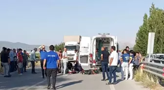 Burdur'da Dönüş Yapan Lüks Otomobile Motosiklet Çarptı, Genç Ağır Yaralandı