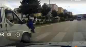 Kastamonu'da Yaya Geçidinde Minibüs Çarpması: Kadın Yaralandı