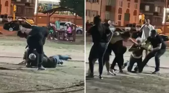 Parkta birbirlerine tekme ve yumruklarla saldırdılar