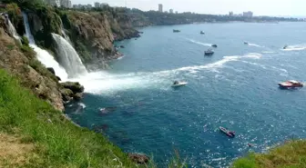 Antalya'da Aşağı Düden Şelalesi'nden Denize Düşen Kişi İçin Arama Çalışmaları Devam Ediyor