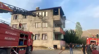 Van'da Çatı Yangını Korkuttu