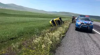 Ardahan-Kars Karayolunda Tır Devrildi: 1 Yaralı