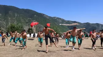 Yusufeli'nde Küsara Yayla Göçü Şenliği'nde Karakucak Güreşleri Düzenlendi