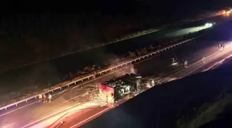 Balıkesir'de Devrilen Tır Yangına Sebep Oldu, Otoyol Trafiğe Kapandı