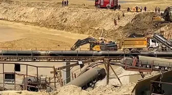 Çatalca'da kum ocağında göçük! İş makinesi operatörü balçık içinde kaldı