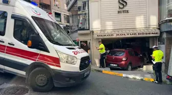 Giresun'da Direksiyon Hakimiyetini Kaybeden Sürücü Dükkanın İçine Girdi