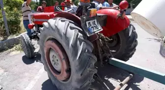 Burdur'da Hafif Ticari Araç ve Traktör Çarpıştı: 7 Yaralı