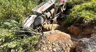 Gazipaşa'da Kamyonet Şarampole Uçtu: 3 Yaralı