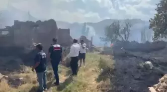 Sivas'ta Yangın: 5 Ev Etkilenip Ağaçlar Zarar Gördü