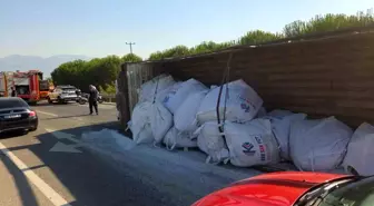 Bursa'da plastik hammadde yüklü kamyon devrildi