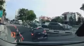 Yol çöktü! Araç dev çukura gömüldü, sürücü son anda kurtarıldı
