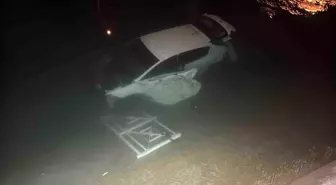 Adana'da Sulama Kanalına Düşen Otomobilde 3 Yaralı