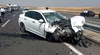 Ağrı'da Otomobilin Traktöre Çarpması Sonucu 2 Yaralı