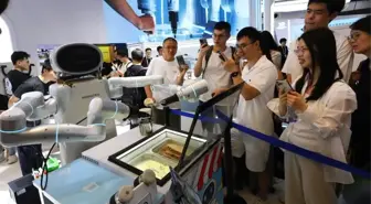 2025 Dünya Yapay Zeka Konferansı'nda Akıllı Robotlar Sergilendi
