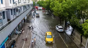 Çin'de Co-May Tayfunu Karaya Ulaştı