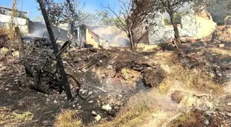 Ankara Mamak'ta Ağaçlık Alanda Yangın, Gecekondulara Sıçradı