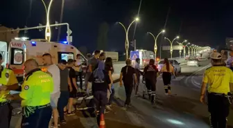 Ters Yöne Giren Otomobil Motosiklete Çarptı: 2 Yaralı