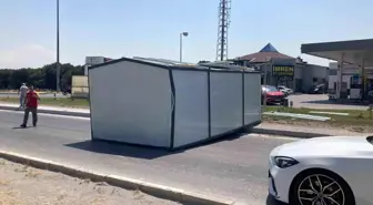 Balıkesir'de Seyir Halindeki Tırın Dorsesinden Prefabrik Konteyner Düştü
