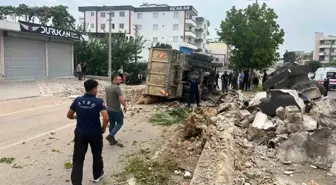 Osmaniye'de Kamyon Devrildi, Şoför Yaralandı