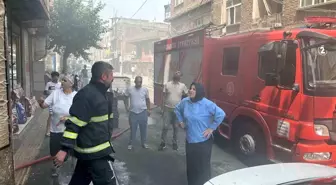 Diyarbakır'da Ev Yangını, Cadde Dumanla Kaplandı