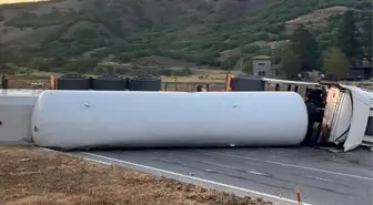 Erzincan-Erzurum Kara Yolunda Tanker Devrildi, Trafik 3 Saat Kapalı Kaldı