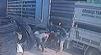 Mersin'de Tır ve Kamyonet Arasında Sıkışan Genç Hayatını Kaybetti