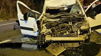 İnegöl'de TIR'a Çarpan Hafif Ticari Araçta İki Yaralı