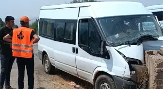 Yüksekova'da Kontrolden Çıkan Minibüs Duvara Çarptı: 4 Yaralı