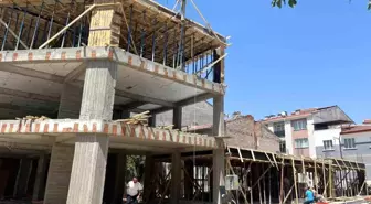 Eskişehir'de İnşaatta Elektrik Çarpması: 28 Yaşındaki İşçi Hastaneye Kaldırıldı