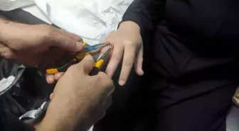 Batman'da Kadının Parmağına Sıkışan Yüzük İtfaiye Ekipleri Tarafından Çıkarıldı