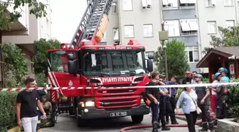 Üsküdar'da 4 katlı binanın çatısında yangın - 1
