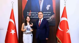 YKS Başarılı Öğrencilerden Vali Akbıyık'a Ziyaret