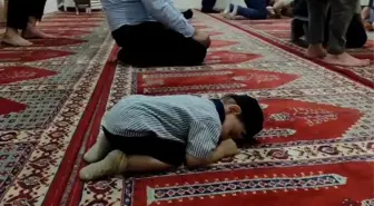 Cami’de Secdeye Yatan 2 Yaşındaki Çocuğun Uyku Anları Kamerada