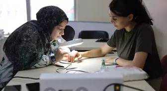 Bağcılar'da Kadın ve Aile Kültür Sanat Merkezi'nde Güzellik Kursları Başarıyla Devam Ediyor
