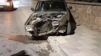 Elazığ'da Otomobil Duvara Çarptı, Sürücü Hafif Yaralandı
