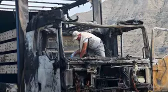 Erzurum'da Gürcü Plakalı Tır Yangını Kontrol Altına Alındı