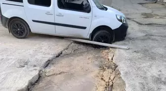 Adıyaman'da Hafif Ticari Araç Çöken Yolda Mahsur Kaldı