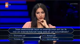 İnsan anatomisinde beyni ve omuriliği örten sert zar ile ince zar arasında bulunan hangi adda bir zar bulunmaktadır?