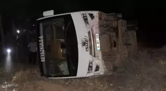 Ceylanpınar'da Servis Otobüsü Eşeğe Çarparak Devrildi: 15 Yaralı