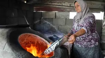 Hatay'da Emekçi Kadınlar Kavurucu Sıcaklıkta Tandırda Çalışıyor