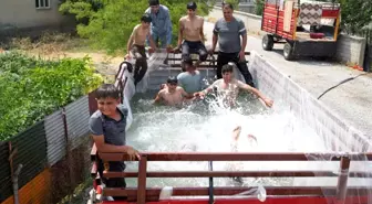 Gençler Traktör Römorkunu Havuz Yaptı